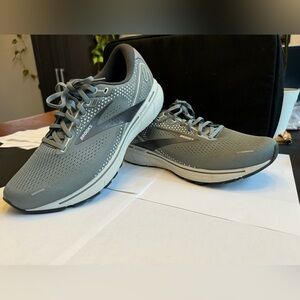 Brooks Ghost 14 running shoes Size 10.5 wide(2E)